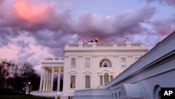 FILE - Gedung Putih terlihat saat matahari terbenam di Washington, D.C., 26 Januari 2024. 