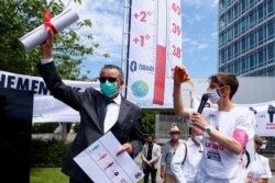 Generalni direktor Svjetske zdravstvene organizacije (WHO) Tedros Adhanom Ghebreyesus drži pismo koje mu je predao član doktora za XR (pobunu protiv izumiranja) u kojem ga poziva da poduzme mjere u vezi s klimatskim promjenama, u Ženevi, Švicarska, 29. maja 2021. godine.