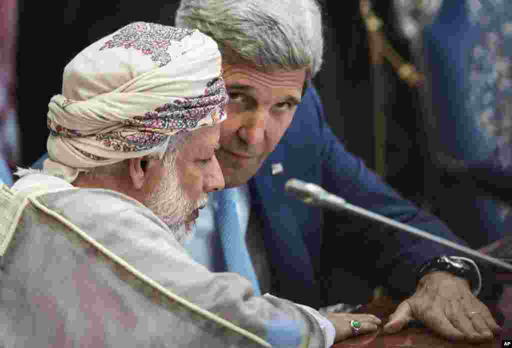 Oman&#39;s Foreign Minister Yusuf bin Alawi bin Abdullah and U.S. Secretary of State John Kerry talk before a meeting of the Gulf Arab region, Jeddah, Saudi Arabia, Sept. 11, 2014.