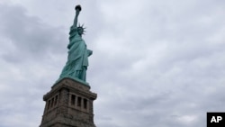 La Estatua de la Libertad fue escenario de una protesta contra restricciones migratorias de la admnistración Turmp, el martes, 21 de febrero, de 2017.