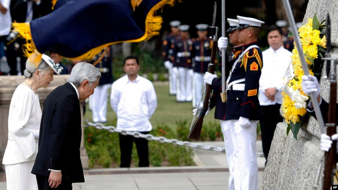 Nhật hoàng Akihito và Hoàng hậu Michiko đặt vòng hoa tại tượng đài Tiến sĩ Jose P. Rizal, Anh hùng của Philippines tại Manila, ngày 27/1/2016.