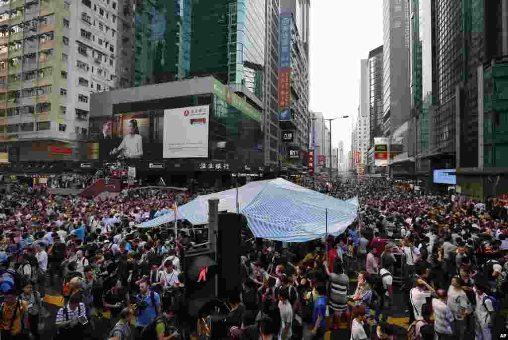 Residents and pro-Beijing supporters surround a pro-democracy activist tent in Mong Kok district, Oct. 3, 2014. 