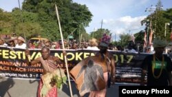 Ratusan warga Papua di kota Sorong ikut meramaikan “Festival Noken”. 