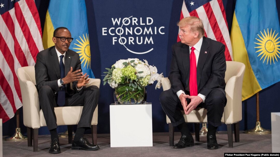Perezida Paul Kagame w'u Rwanda ari mu bamaganye ivyo Trump yavuze kuri OMS. Ino foto ari kumwe na Trump, yafashwe mu 2016 bari mu nama mu vy'ubutunzi i Davos mu Busuwise.