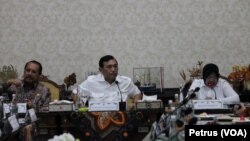 Menko Maritim Luhut Binsar pandjaitan (tengah) diapit Walikota Surabaya Tri Rismaharini dan Sekdaprov Jawa Timur Ashmad Sukardi, menyampaikan paparan mengenai gerakan budaya bersih dan senyum di Balikota Surabaya, Selasa 6 Desember 2016 (Foto:VOA/Petrus).