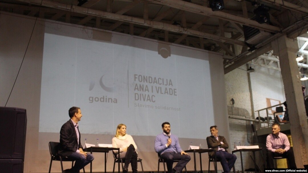 Učesnici okruglog stola: Ana Divac (druga s leva), Aleksandar Šapić (u sredini), Veran Matić (drugi s desna), Milorad Jurković (prvi s desna) (foto: www.divac.com)