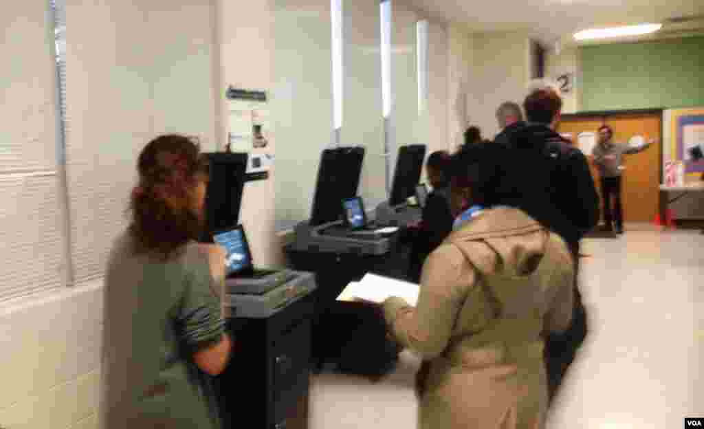 U.S. Presidential Elections 2016: Voters cast their ballots at a polling station in Fairfax, Virginia, Nov. 8, 2016. (Diaa Bekheet/VOA)