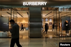 FILE: Toko Burberry di Beijing, China, 26 Maret 2021. (Tingshu Wang/REUTERS)