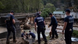 Tim penyelamat bersiap turun di tepi sungai Broad pascai Badai Helene berlalu, di Bat Cave, North Carolina, AS. 