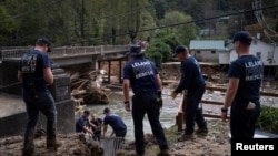 Tim penyelamat bersiap turun di tepi sungai Broad pascai Badai Helene berlalu, di Bat Cave, North Carolina, AS. 