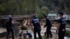 Anggota tim evakuasi tampak menyusun tangga yang mengarah ke area tepi Sungai Broad di Bat Cave, North Carolina, pada 30 September 2024, menyusul terjangan badai Helene ke wilayah tersebut. (Foto: Reuters/Marco Bello)