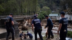 Anggota tim evakuasi tampak menyusun tangga yang mengarah ke area tepi Sungai Broad di Bat Cave, North Carolina, pada 30 September 2024, menyusul terjangan badai Helene ke wilayah tersebut. (Foto: Reuters/Marco Bello)