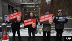 Demonstranti drže transparente protiv Donalda Trampa ispred sudnice u Njujorku, 16. januara 2024. (Foto: AFP/Angela Weiss)