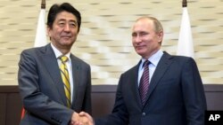 Yaponiya Bosh vaziri Shinzo Abe (chapda) Rossiya Prezidenti Vladimir Putin bilan, 6-may, 2016-yil.