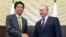 Yaponiya Bosh vaziri Shinzo Abe (chapda) Rossiya Prezidenti Vladimir Putin bilan, 6-may, 2016-yil.