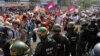 캄보디아 경찰, 시위대 강경 진압...8명 부상