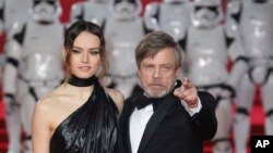 Actores Daisy Ridley y Mark Hamill a su llegada al estreno de "The Last Jedi" en Londres.