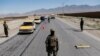 Fuerzas de seguridad afganas patrullan una carretera en las afueras de Kabul el 21 de abril de 2021.
