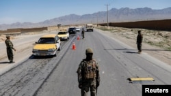 Fuerzas de seguridad afganas patrullan una carretera en las afueras de Kabul el 21 de abril de 2021.