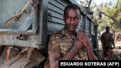 Un soldat éthiopien se tient debout, un talkie-walkie à la main, au 5e bataillon du Commandement Nord de l'armée éthiopienne à Dansha, en Éthiopie, le 25 novembre 2020. 