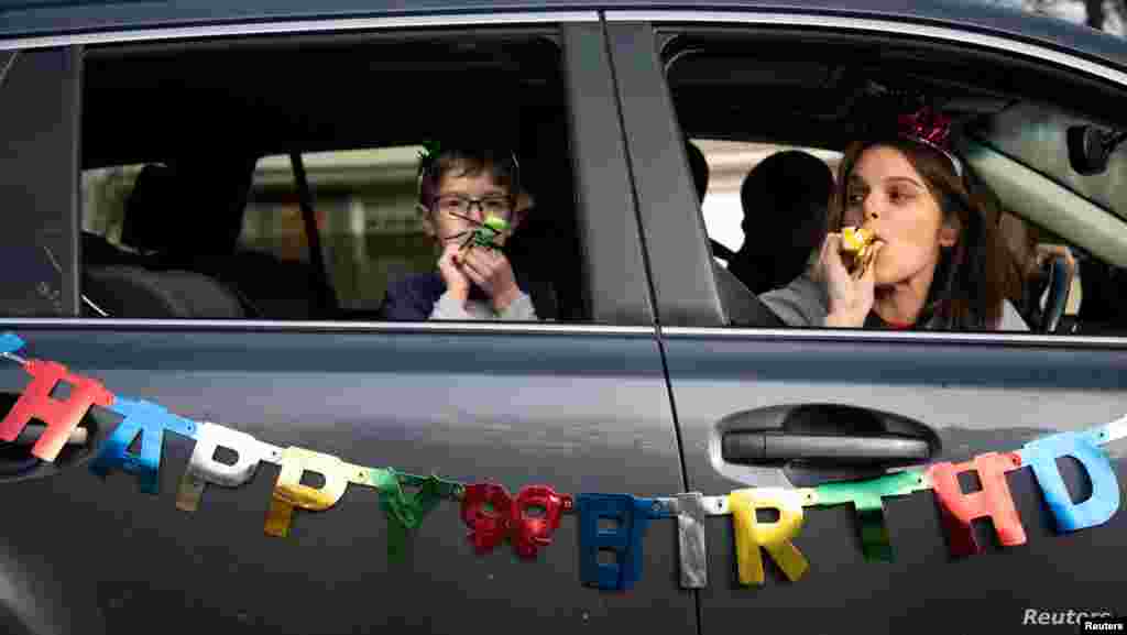 미국 미시간주 웨스트블룸필드타운십에서 가족들이 차 안에서 6살 아들의 생일을 축하하고 있다. 