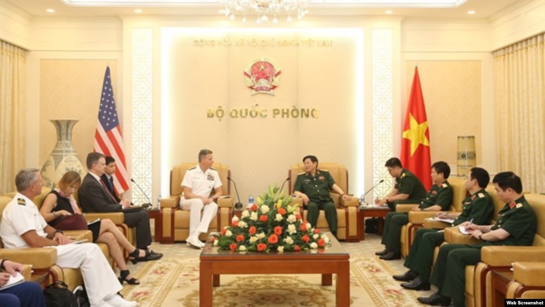 Đô đốc Philip Davidson, Tư lệnh Bộ Tư lệnh Ấn Độ Dương - Thái Bình Dương và Bộ trưởng Quốc phòng Việt Nam Ngô Xuân Lịch, ngày 16/4/2019. (Photo: VNA)