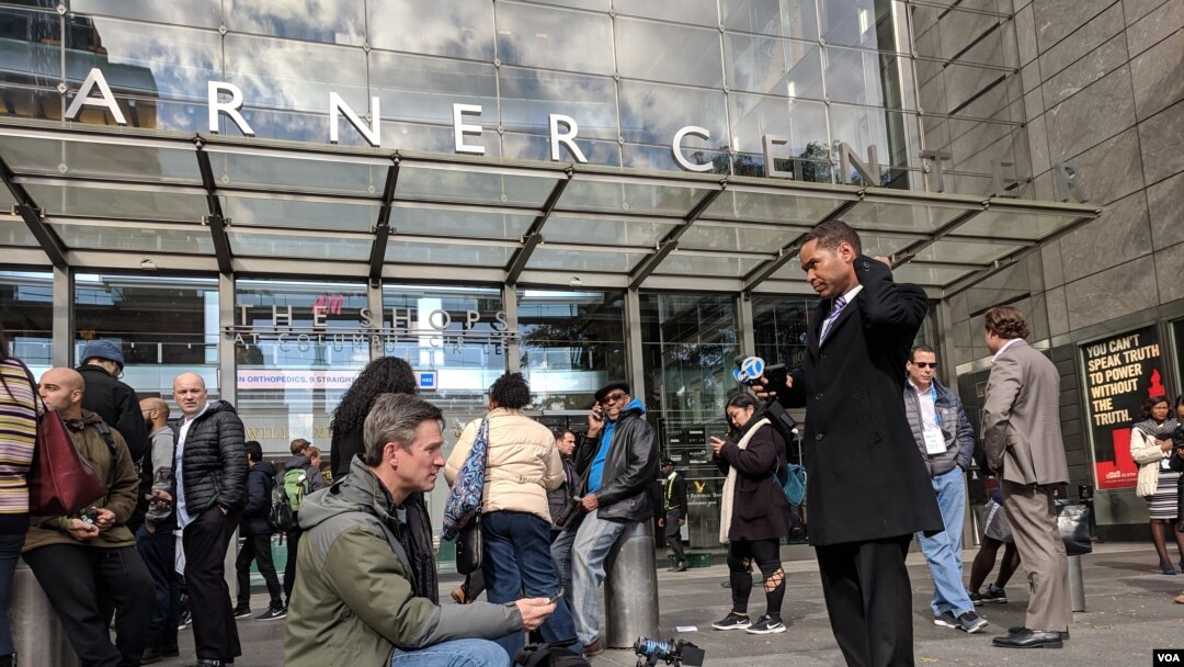CNN employees stand in front of Time-Warner building after suspicious mail intercepted by Secret Service, Oct. 24, 2018. (Photo: R. Taylor / VOA) 