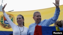 ARCHIVO - La líder opositora venezolana María Corina Machado y el candidato presidencial opositor Edmundo González asisten a un mitin en Guatire, estado Miranda, Venezuela, el 31 de mayo de 2024. REUTERS/Leonardo Fernández Viloria