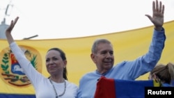 El candidato presidencial opositor Edmundo González saluda a simpatizantes en un acto político, en Guatire, Miranda, junto a la dirigente María Corina Machado. Según analistas, Machado es determinante para el antichavismo en la elección de julio.