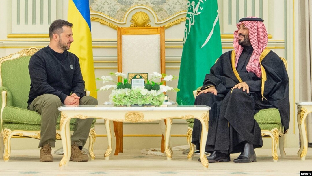 Presiden Ukraina Volodymyr Zelenskyy menemui Putra Mahkota Arab Saudi Mohammed bin Salman di Riyadh hari Selasa (27/2). 