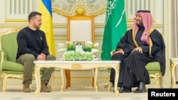 Presiden Ukraina Volodymyr Zelenskyy menemui Putra Mahkota Arab Saudi Mohammed bin Salman di Riyadh hari Selasa (27/2). 