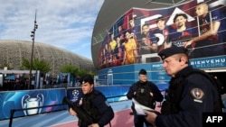 Polisi anti huru hara Prancis mengamankan area di luar stadion Parc des Princes menjelang pertandingan sepak bola leg pertama perempat final Liga Champions UEFA antara Paris Saint-Germain (PSG) vs. FC Barcelona di Paris pada 10 April 2024.