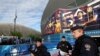 Polisi anti huru-hara Prancis, CRS, bersiaga di luar stadion Parc des Princes menjelang laga perempat final Liga Champions UEFA antara Paris Saint-Germain (PSG) and FC Barcelona di Paris, Rabu, 10 April 2024. (Foto: AFP)