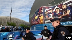 Polisi anti huru-hara Prancis, CRS, bersiaga di luar stadion Parc des Princes menjelang laga perempat final Liga Champions UEFA antara Paris Saint-Germain (PSG) and FC Barcelona di Paris, Rabu, 10 April 2024. (Foto: AFP)