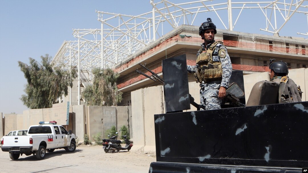 Petugas keamanan Irak menjaga pintu masuk ke kompleks olahraga yang dibangun oleh sebuah perusahaan konstruksi Turki, di distrik Syiah Kota Sadr, Baghdad, Irak (2/9).