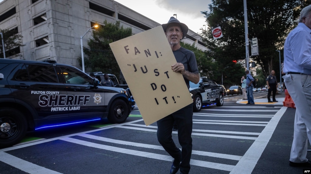 Un manifestante sostiene un cartel en apoyo de la fiscal Fani Willis frente al juzgado Lewis R. Slaton antes de la esperada acusación contra el ex presidente estadounidense Donald Trump, el 14 de agosto de 2023 en Atlanta, Georgia.