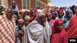 Women and children at Teachers Village IDP camp in Maiduguri, in Borneo state. (M. Besheer/VOA)