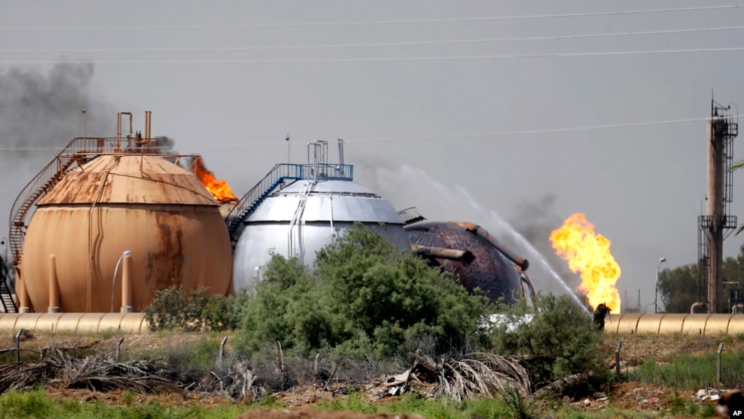 Petugas memadamkan kebakaran di sebuah PLTG di Taji, 20 kilometer dari utara Baghdad, Irak (15/5).