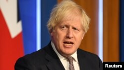 PM Boris Johnson menguraikan rencana pemerintah Inggris untuk mencabut pembatasan COVID-19, Senin (5/7). 