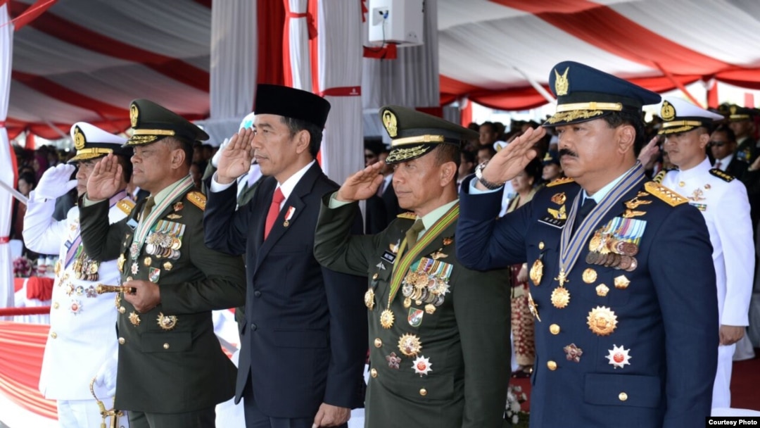 Presiden Joko Widodo dalam upacara hari ulang tahun (HUT) Tentara Nasional Indonesia (TNI) ke-72 di Dermaga Indah Kiat, Cilegon, Provinsi Banten, 5 Oktober 2017. (Foto courtesy: Biro Pers Kepresidenan RI)
