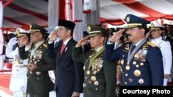 Presiden Joko Widodo dalam upacara hari ulang tahun (HUT) Tentara Nasional Indonesia (TNI) ke-72 di Dermaga Indah Kiat, Cilegon, Provinsi Banten, 5 Oktober 2017. (Foto courtesy: Biro Pers Kepresidenan RI)