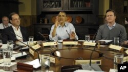 El presidente Obama junto al mandatario francés, Francois Hollande, (izq.), y el primer ministro británico, David Cameron (der.)