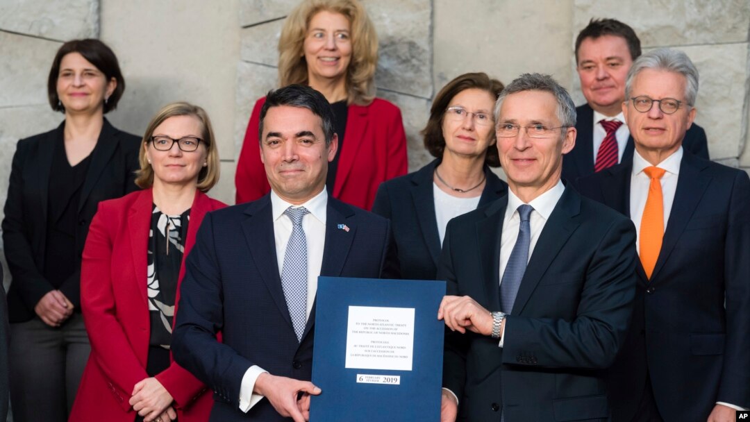Sekjen NATO Jens Stoltenberg (nomor 3 dari kanan dan Menlu Makedonia Nikola Dimitrov, (nomor 3 dari) bersama dengan perwakilan permanen NATO, usai penandatanganan keanggotaan di markas NATO, Brussels, 6 Februari 2019. 