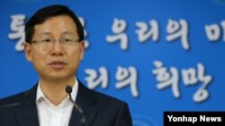 김의도 한국 통일부 대변인이 23일 정부서울청사에서 북한의 이산가족상봉 연기 등 현안에 대해 브리핑하고 있다.