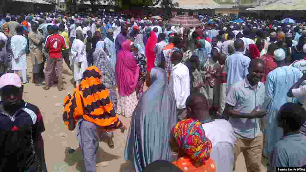 Jama'a masu kada kuri'a a wata mazabar Kano