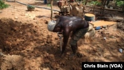 Un mineur creuse à l’aide d’une pelle dans une petite mine à Atunso, Ghana, 16 octobre 2014.