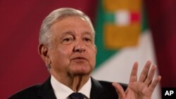 El presidente mexicano Andrés Manuel López Obrador da su conferencia de prensa matutina diaria en el palacio presidencial, Palacio Nacional, en la Ciudad de México, el viernes 16 de octubre de 2020.