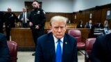 도널드 트럼프 전 미국 대통령이 18일 뉴욕 맨해튼 지방법원에서 열린 '성추문 입막음' 의혹 재판에 출석해 앉아 있다. 