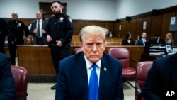 El expresidente Donald Trump se presenta en la corte penal de Manhattan durante la selección del jurado, en Nueva York, el jueves 18 de abril de 2024.
