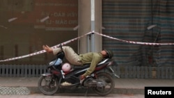 Nhiều cửa hàng đóng cửa ở Hà Nội do kinh tế khó khăn sau đại dịch.